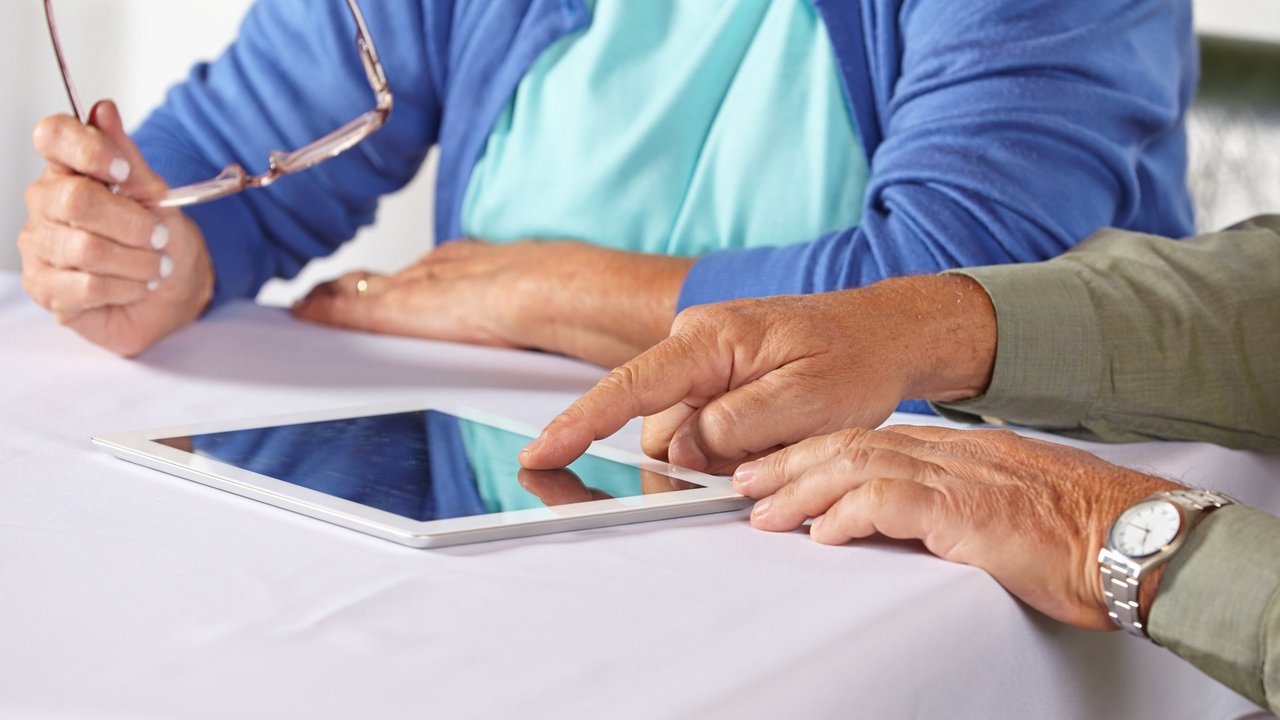 Senioren am Tablet Computer Senioren_Tablet__Quelle_AdobeStock.jpeg