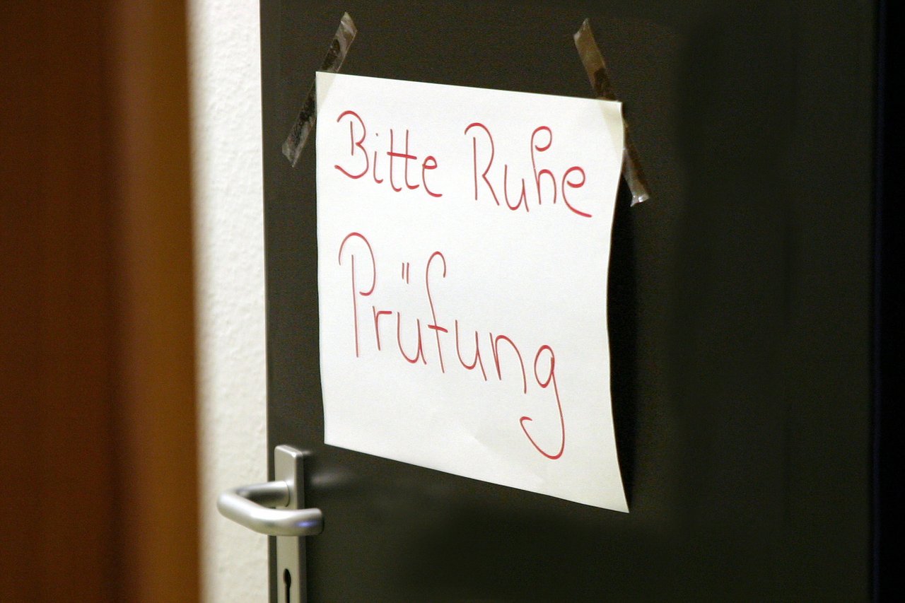 Bitte_Ruhe_-_Pruefung__Quelle_Webwebwebber_pixelio.de.jpg