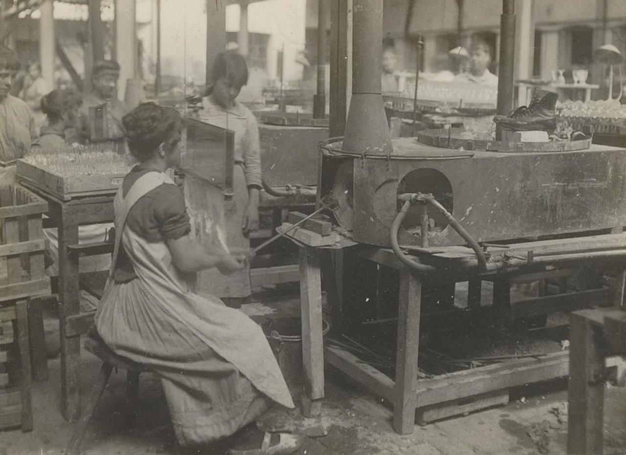 Arbeiterinnen_in_Glasfabrik__Quelle_wikimedia.org.jpg