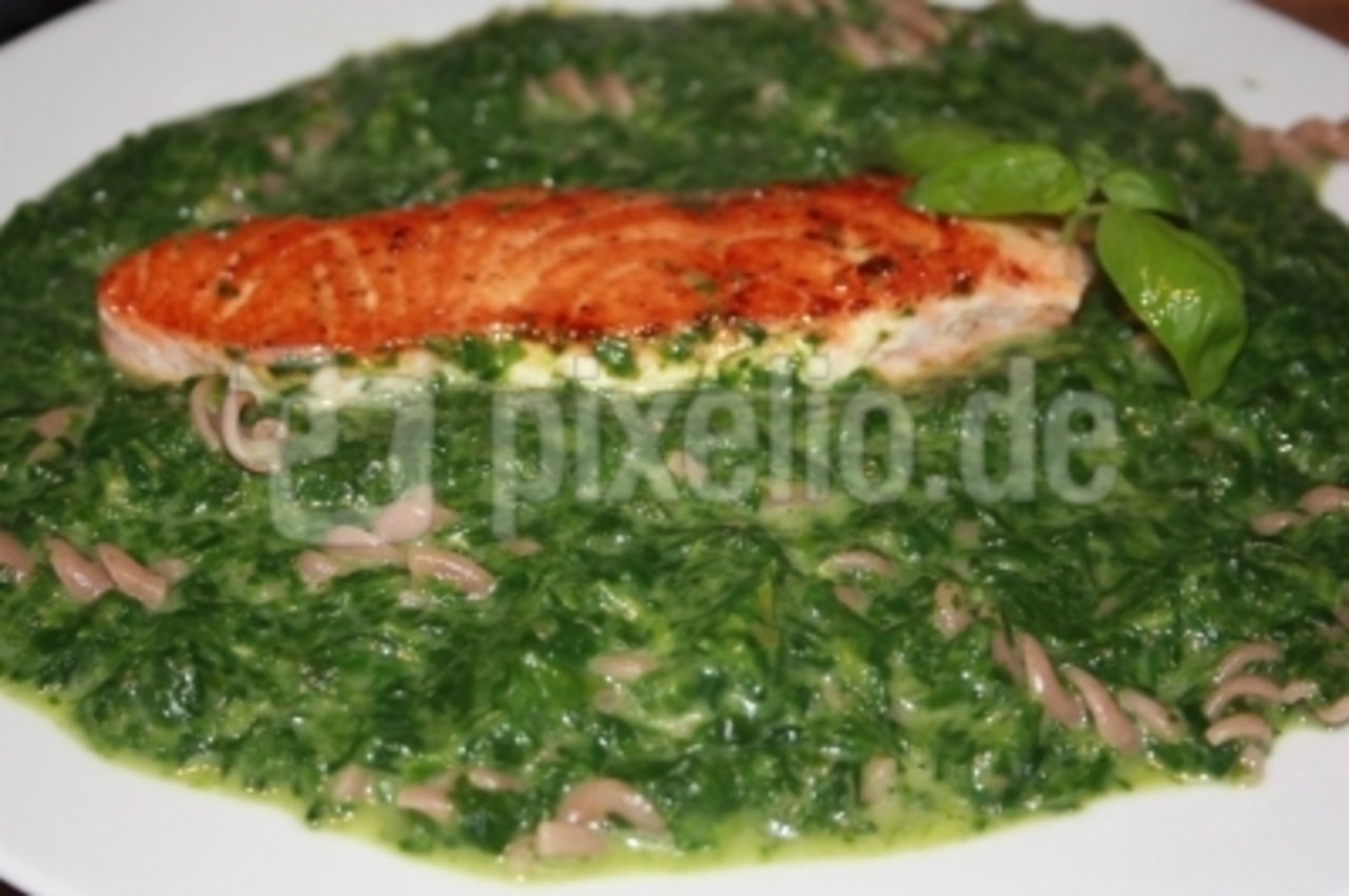1--474560-Spinat_mit_Lachs_und_Nudeln-pixelio.jpg