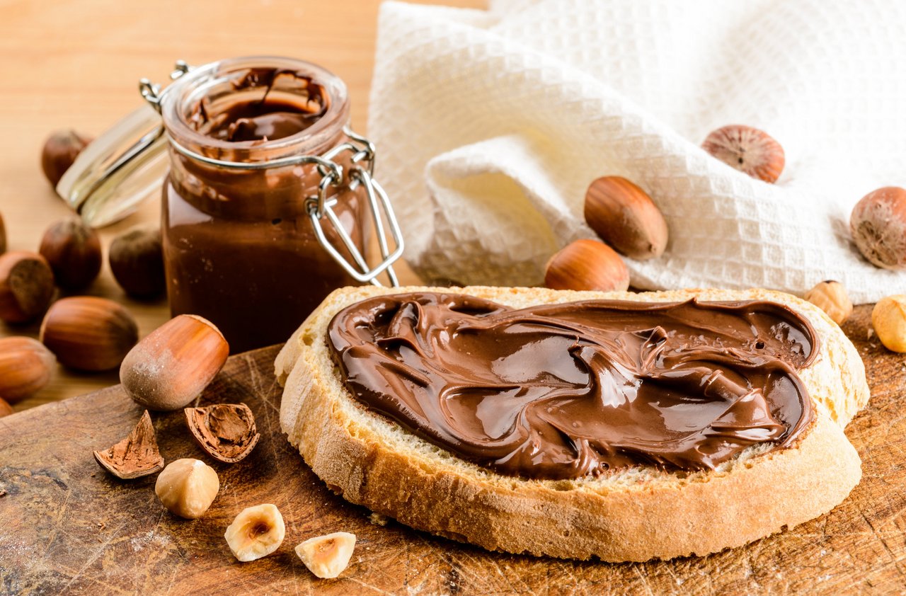Crema di nocciola su fetta di pane Nusscreme__Quelle_AdobeStock_251982910.jpeg