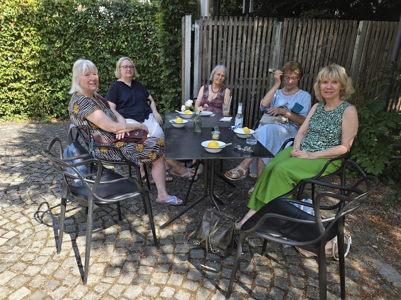 2026__4.8.__Monacensia__Gruppe_Café.jpg