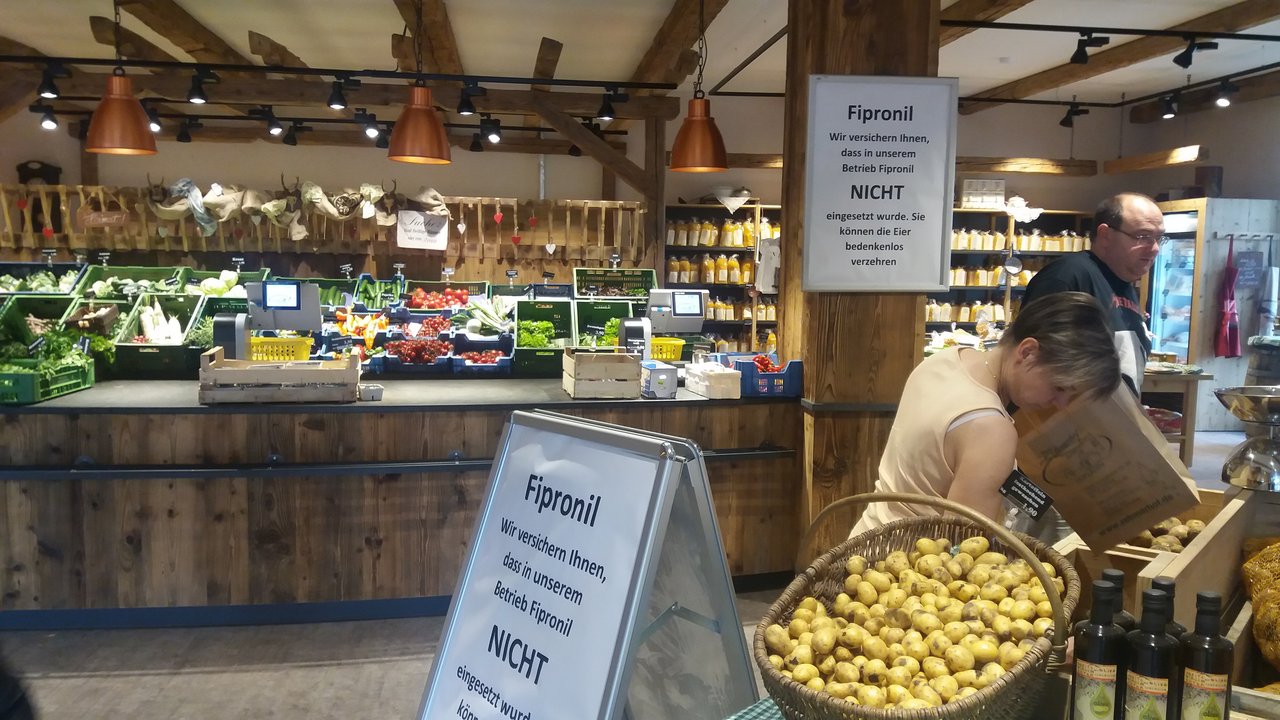 Hofladen_mit_Tafeln_Eierskandal.jpg