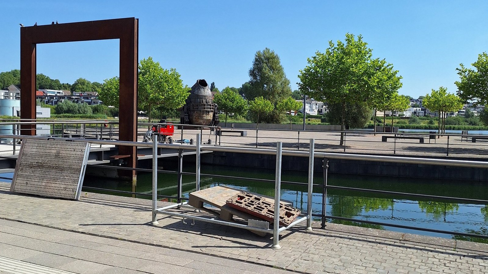 Seite_12_13__Dortmund__Phönixsee.jpg