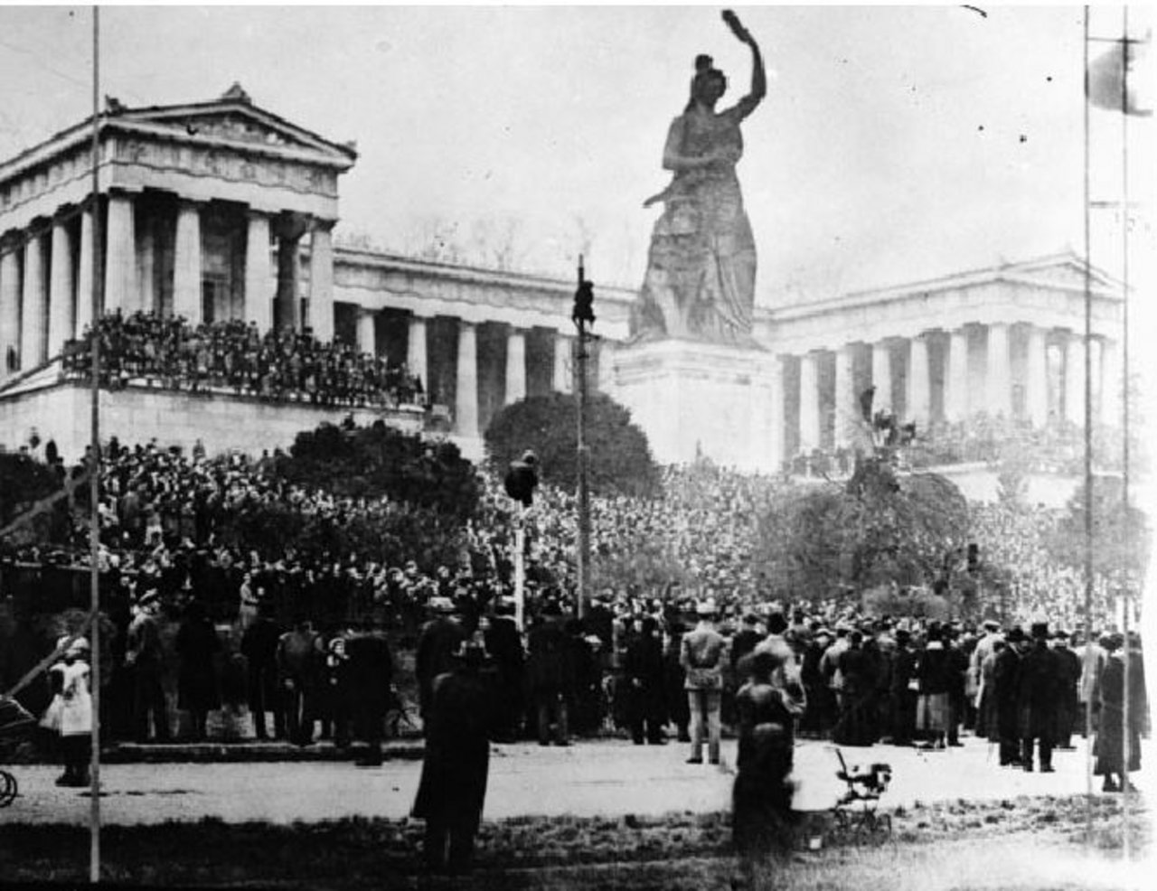 TheresienwieseDemonstration7Nov1918gemeinfrei.JPG