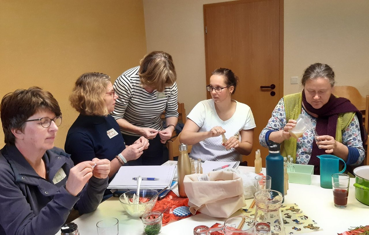 Plastikfrei_AEH-Gruppe_am_Arbeiten.jpg