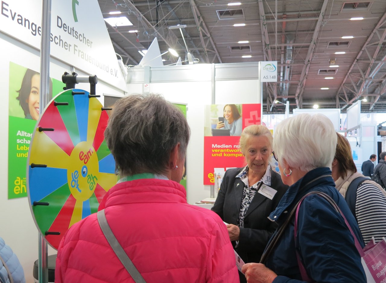 Messe66S.Lewe-Esch_am_Stand.jpg