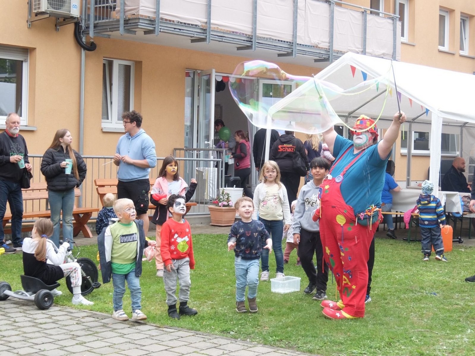 Seite_14_15__Clown_Seifenblase.JPG